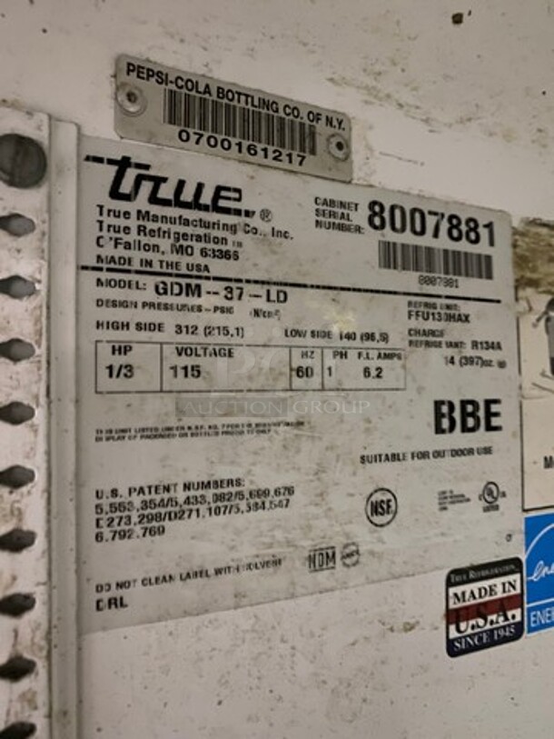 True Commercial 3 Door Reach In Cooler Merchandiser! With View Through Doors! Poly Coated Racks! Model: GDM37LD SN: 8007881 115V 60HZ 1 Phase - Image 7 of 8