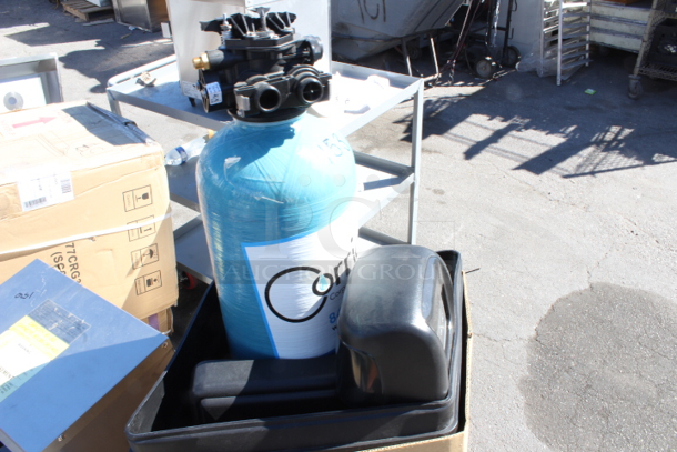 BRAND NEW SCRATCH & DENT! Corrigan FS032KFT Water Softener System - 21 GPM, 32,000 Grain Capacity. Top of the unit is Broken/Disconnected  - Image 4 of 4