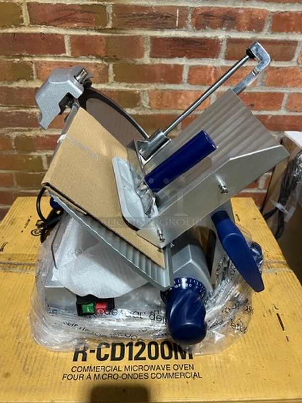 BRAND NEW! IN THE BOX! Espectro Commercial Countertop 10" Blade Deli/ Meat Slicer! All Stainless Steel! Model: SLE10T - Image 2 of 5