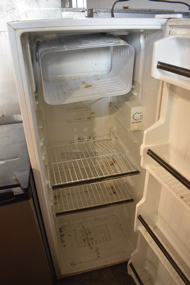 Sanyo SR-952 Metal Cooler. 120 Volts, 1 Phase. 21.5x24x54. Tested and Powers On But Does Not Get Cold - Image 4 of 6