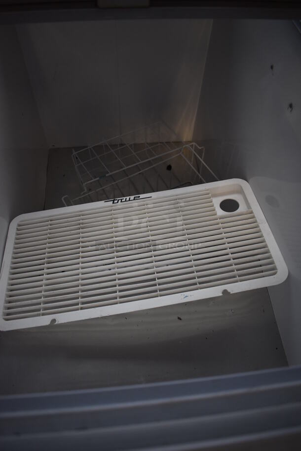 2016 True TFM-41FL Metal Commercial Chest Freezer Merchandiser on Commercial Casters. 115 Volts, 1 Phase. 41.5x26x35. Tested and Powers On But Does Not Get Cold - Image 6 of 7