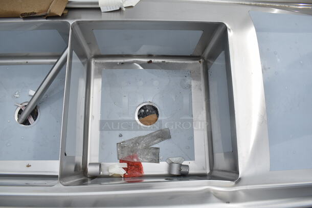 BRAND NEW SCRATCH AND DENT! Regency 600DDTS108R 16-Gauge 9' Soiled / Dirty Dish Table with 3-Compartment Sink - 20" x 20" x 12" Bowls - Right Drainboard.   - Image 8 of 11