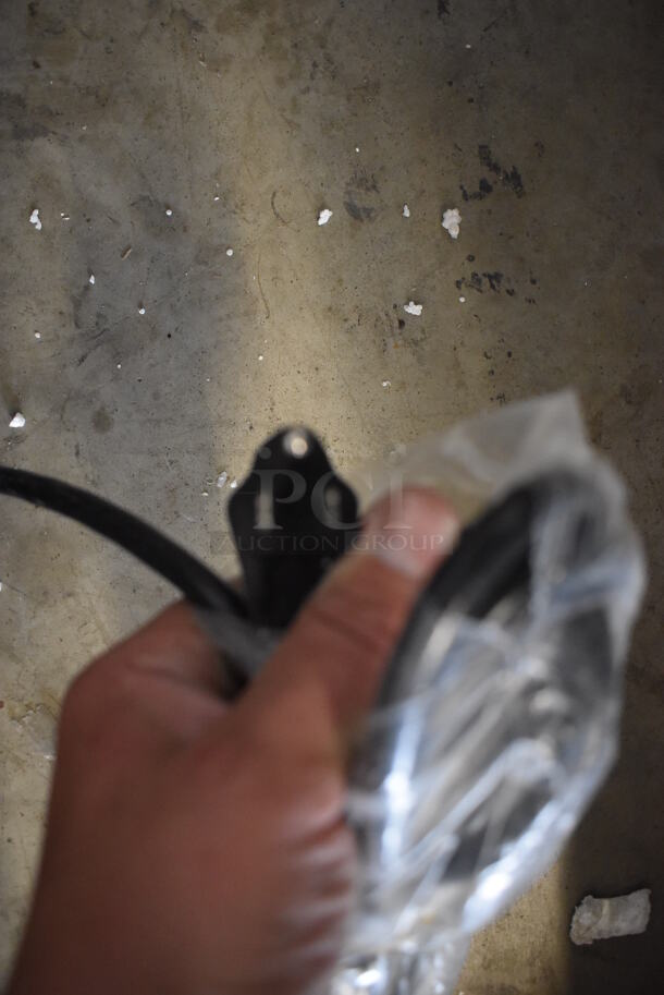 BRAND NEW SCRATCH AND DENT! Vollrath VBBE4-37-S Stainless Steel Commercial Countertop Quadruple 5.28 Gallon Bowl Refrigerated Beverage Dispenser with Stirring Paddle Circulation. 115 Volts, 1 Phase. Hoppers Are Stuck Together. Tested and Powers On - Image 10 of 10