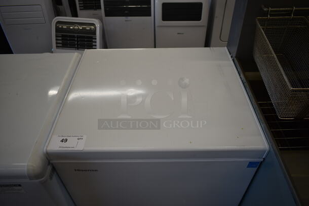 Hisense LFC050N6AWE Metal Chest Freezer w/ Hinge Lid. 115 Volts, 1 Phase. Tested and Working! - Image 2 of 5