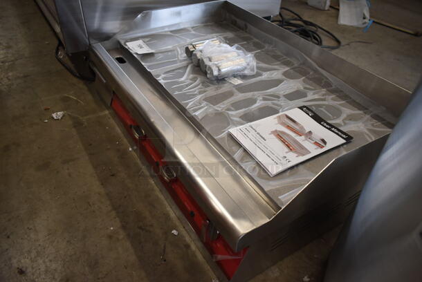 BRAND NEW SCRATCH AND DENT! Avantco 177EG30N Stainless Steel Commercial Countertop Electric Powered Flat Top Griddle. 208/240 Volts, 1 Phase.  - Image 5 of 6