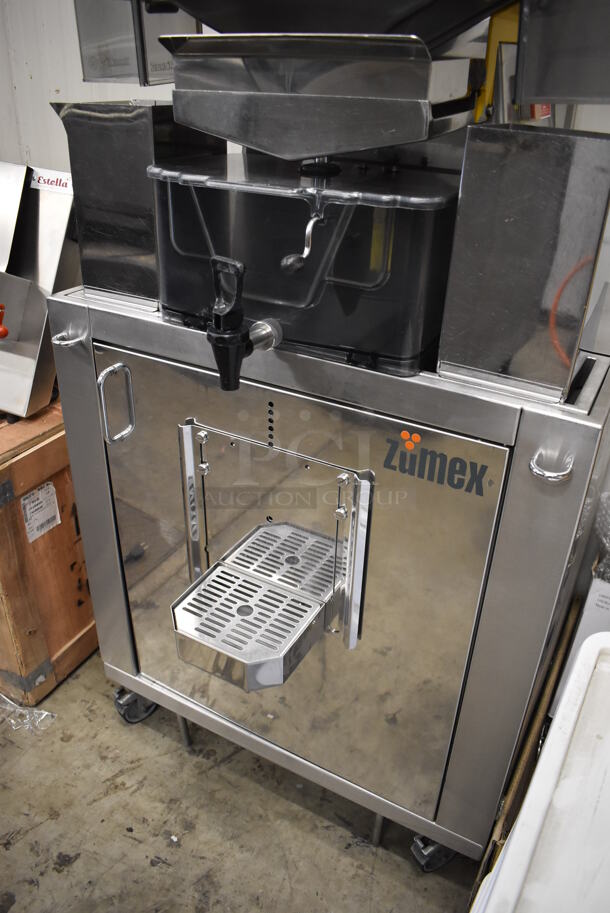 2017 Zumex Speed Pro Tank Podium Stainless Steel Commercial Floor Style Citrus Juicer on Commercial Casters. Comes w/ Extra Pieces: See Pictures For Details! 115 Volts, 1 Phase. 27x21x69. Tested and Working! - Image 12 of 12