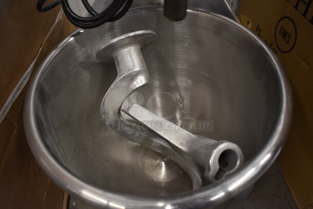 Hobart A-200-D Metal Commercial 20 Quart Planetary Dough Hook w/ Stainless Steel Mixing Bowl, Dough Hook and Paddle Attachments. 115 Volts, 1 Phase. 16x20x30. Tested and Working! - Image 6 of 7