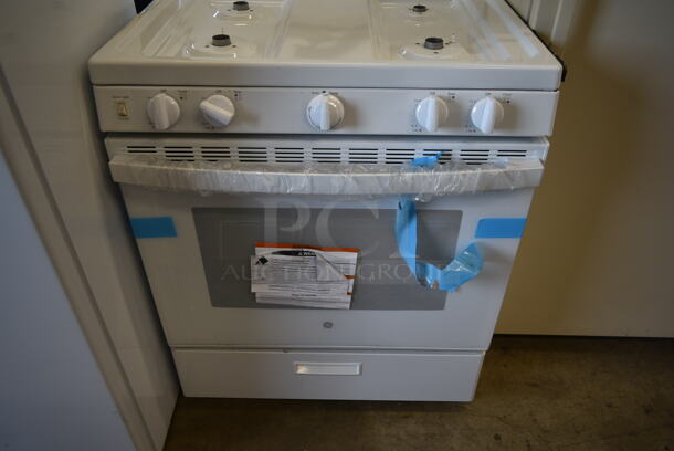 BRAND NEW SCRATCH AND DENT! General Electric GE JGBS30DEKWW Metal Gas Powered 4 Burner Range w/ Oven.  - Image 3 of 8