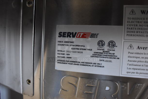 	BRAND NEW SCRATCH AND DENT! ServIt 423EST3WO Stainless Steel Commercial Electric Powered Three Pan Open Well Steam Table with Angled Sneeze Guard and Casters. 120 Volts, 1 Phase. - Image 9 of 10