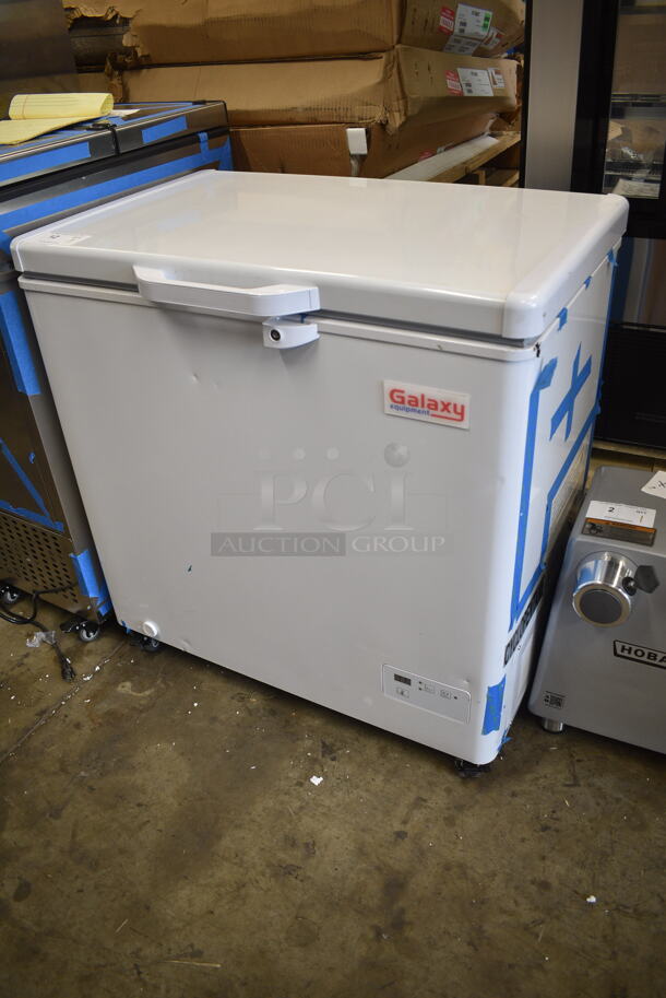BRAND NEW SCRATCH AND DENT! 2024 Galaxy 177UCF5 Metal 5.1 Cu. Ft. White Chest Freezer on Commercial Casters. 115-120 Volts, 1 Phase. Tested and Working! - Image 3 of 9