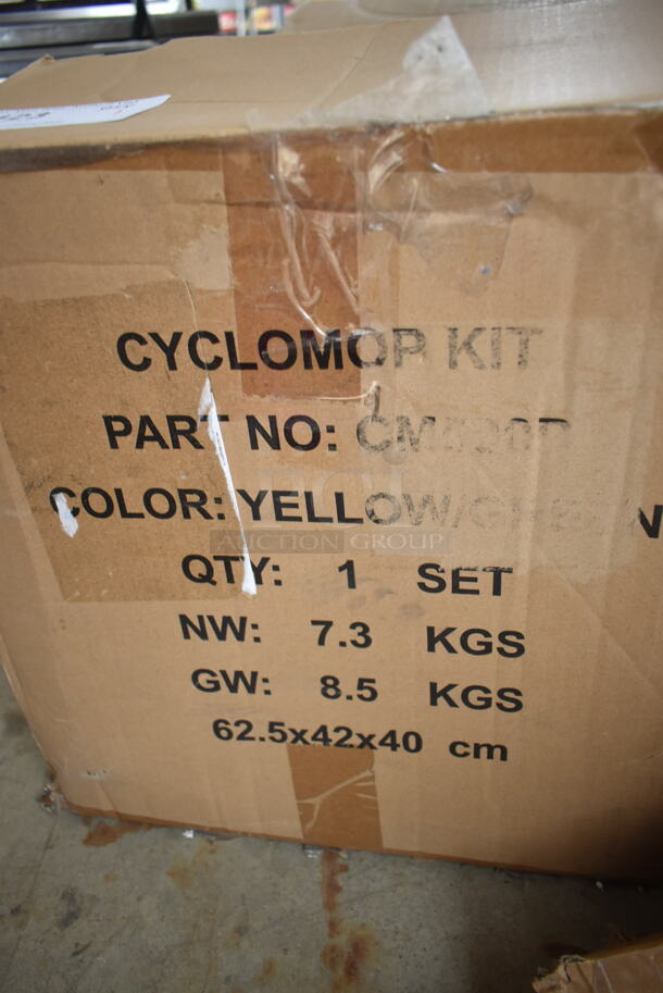 IN ORIGINAL BOX! Bissell Commercial CM500D-GRN CycloMop Spin Mop Bucket System.  - Image 2 of 3