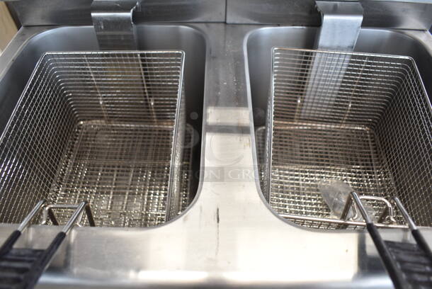 BRAND NEW SCRATCH AND DENT! 2023 Avantco 177F202 Stainless Steel Commercial Countertop Electric Powered 2 Bay Fryer w/ Lids and Metal Fry Baskets. 208-240 Volts, 1 Phase. Tested and Working! - Image 4 of 6