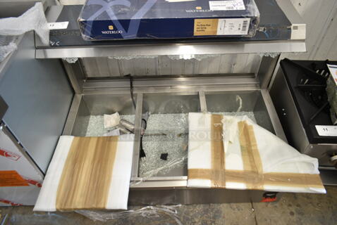 BRAND NEW SCRATCH AND DENT! Vollrath BMA 7103 40732 Cayenne Stainless Steel Commercial Electric Powered Portable Bain Marie Hot Display Case Merchandiser. See Pictures for Glass Damage. 120 Volts, 1 Phase. Tested and Working!