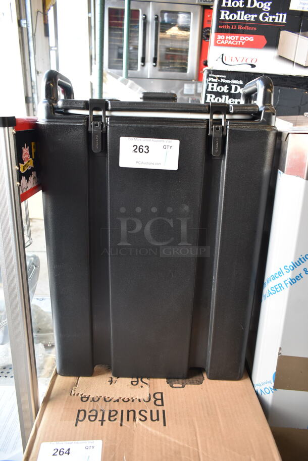BRAND NEW SCRATCH AND DENT! Cambro 500LCD Camtainers 4.75 Gallon Black Insulated Beverage Dispenser.  - Image 4 of 6