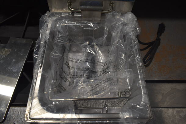 BRAND NEW SCRATCH AND DENT! 2023 Hoocoo FRY-10L Stainless Steel Commercial Countertop Electric Powered Fryer w/ Metal Basket and Lid. 120 Volts, 1 Phase. - Image 4 of 7