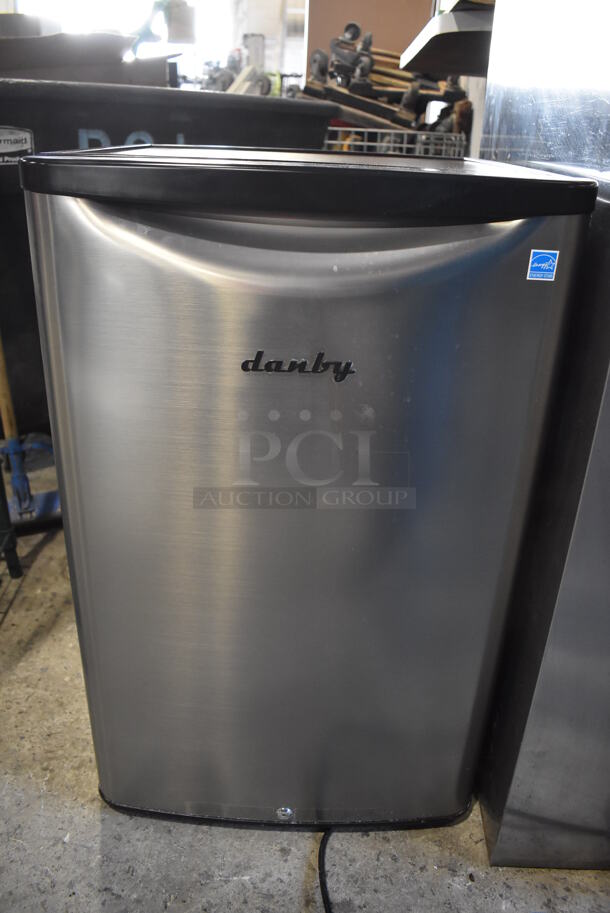 Danby DAR044A6BSLDBO Mini Cooler. 115 Volts, 1 Phase. 20.5x21.5x33.5. Tested and Working! - Image 2 of 8