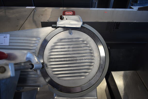 Berkel Stainless Steel Commercial Countertop Meat Slicer w/ Blade Sharpener. 115 Volts, 1 Phase. Tested and Working! - Image 4 of 8