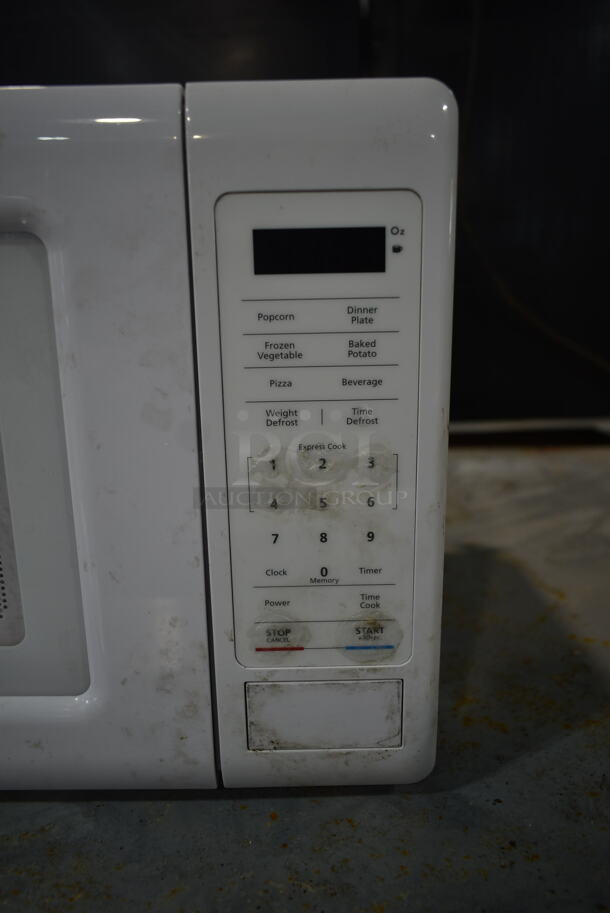 Magic Chef HMM770W Countertop Microwave Oven w/ Plate. 120 Volts, 1 Phase.  - Image 2 of 4