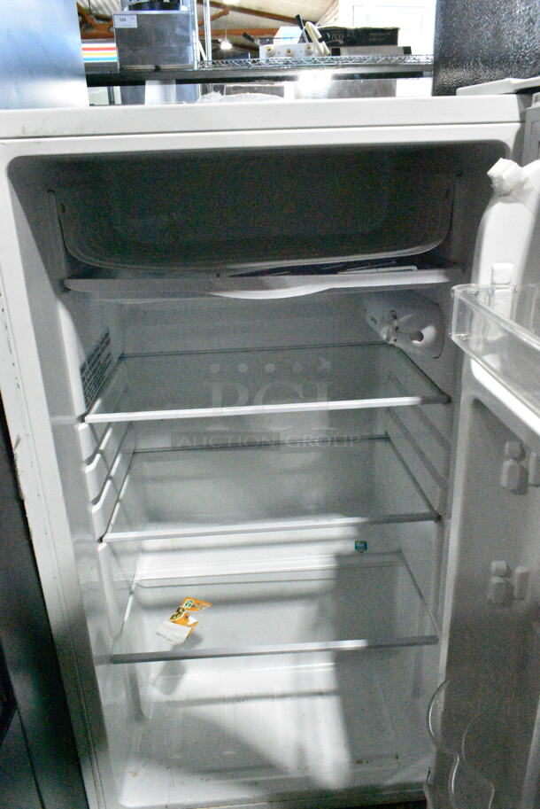 Magic Chef HMR330WE Mini Cooler. 115 Volts, 1 Phase. Tested and Powers On But Does Not Get Cold - Image 2 of 5