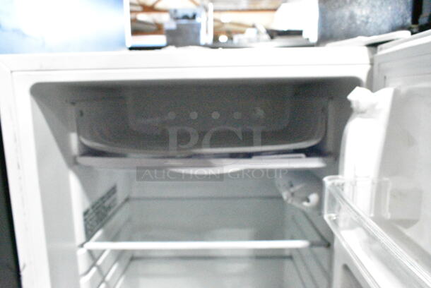 Magic Chef HMR330WE Mini Cooler. 115 Volts, 1 Phase. Tested and Powers On But Does Not Get Cold - Image 3 of 5