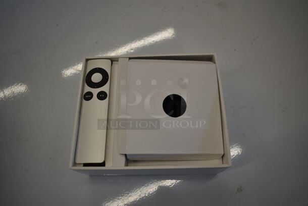 IN ORIGINAL BOX! Apple A1469 Apple TV Box w/ Remote. - Image 4 of 7