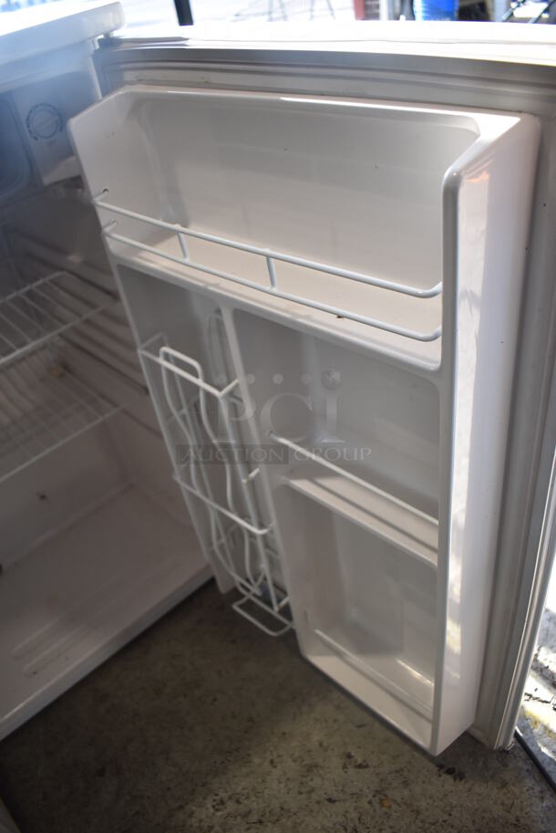 Avanti RM4400W Metal Mini Cooler. 115 Volts, 1 Phase. 20x21x34. Tested and Working! - Image 5 of 6