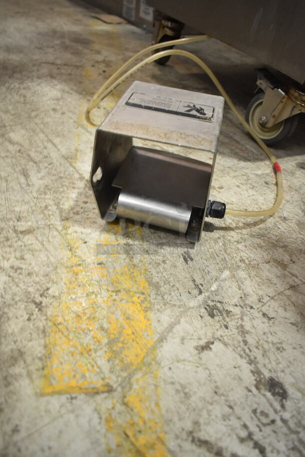 2016 Hobart MG2032 Metal Commercial Floor Style Electric Powered Meat Mixer Grinder w/ Foot Pedal on Commercial Casters. 208 Volts, 3 Phase. Tested and Working! - Image 5 of 10