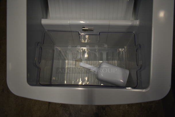 BRAND NEW SCRATCH AND DENT! Whynter IMC-490SS  Portable 49lb Freestanding Stainless Steel Ice Maker. 115 Volts, 1 Phase. Tested and Working! - Image 7 of 9