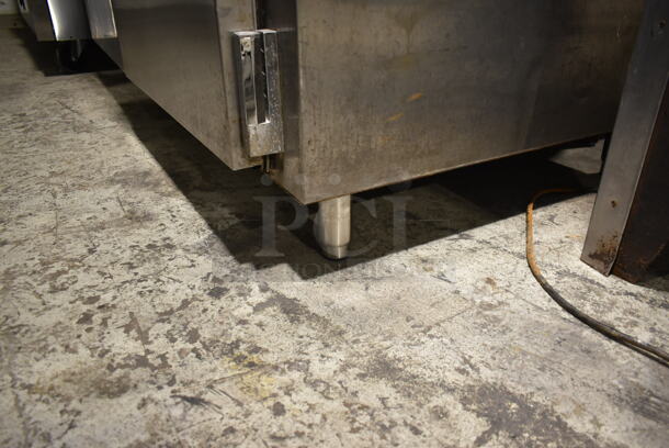 Traulsen RRI 2-23 LUT Stainless Steel Commercial 2 Door Reach In Cooler w/ 2 Metal Pan Racks. 115 Volts, 1 Phase. Tested and Working! - Image 4 of 9