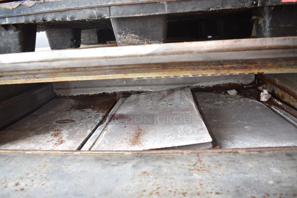 Blodgett Stainless Steel Commercial Natural Gas Powered Single Deck Pizza Oven.  - Image 4 of 6