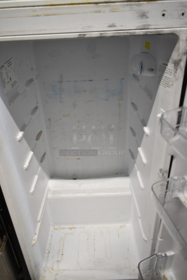 Vissani MDFF7SS Metal Cooler w/ Freezer. 115 Volts, 1 Phase. Cannot Test, Compressor Appears to be Damaged - Image 4 of 7
