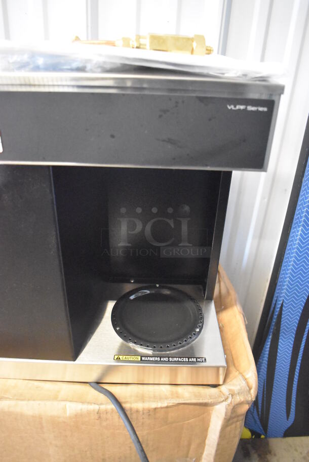 LIKE NEW! 2022 Bunn VLPF Stainless Steel Commercial Automatic Coffee Brewer with Two Lower Warmers and Poly Brew Basket. Used a Few Times at Trade Show as a Demonstration. 120 Volts, 1 Phase. 23.5x8x17. Tested and Working! - Image 5 of 8