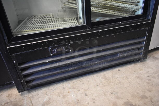 True GDM-37EM Metal Commercial 2 Door Reach In Cooler Merchandiser w/ Poly Coated Racks. 115 Volts, 1 Phase. Tested and Working! - Image 4 of 11