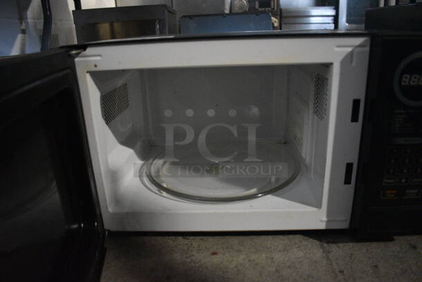 Daewood Model KOR-7L7EB Countertop Microwave Oven w/ Plate. 120 Volts, 1 Phase. 17.5x11x10.5 - Image 4 of 5