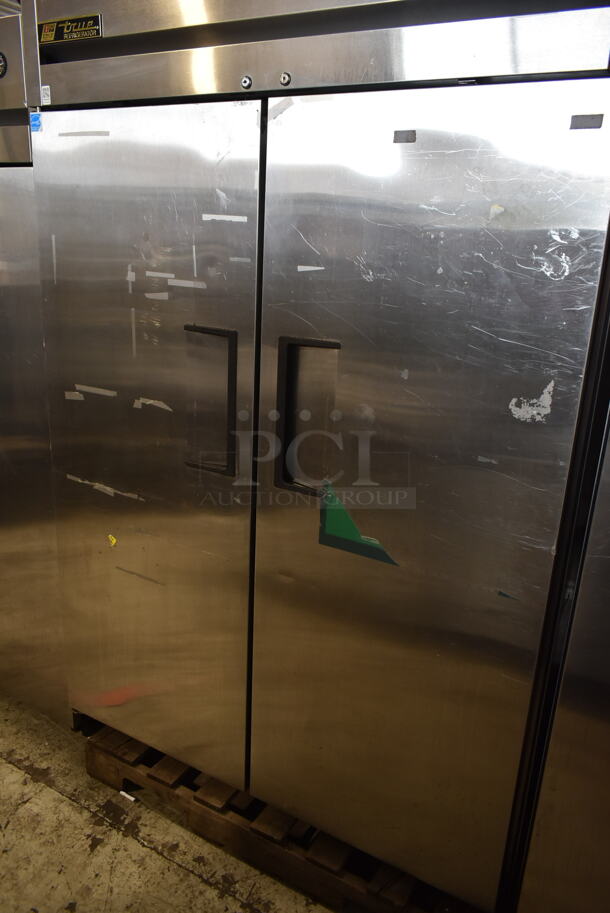 2014 True TG2R-2S ENERGY STAR Stainless Steel Commercial 2 Door Reach In Cooler w/ Poly Coated Racks. 115 Volts, 1 Phase. Tested and Working! - Image 4 of 9