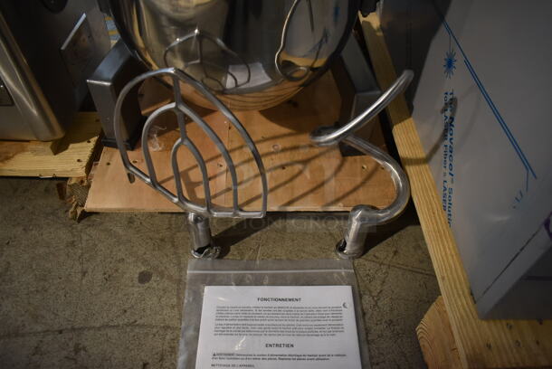 BRAND NEW SCRATCH AND DENT! Avantco 177MX20H Metal Commercial Countertop 20 Quart Planetary Dough Mixer w/ Stainless Steel Mixing Bowl, Bowl Guard and Dough Hook Attachment. 120 Volts, 3 Phase. Tested and Working! - Image 7 of 8