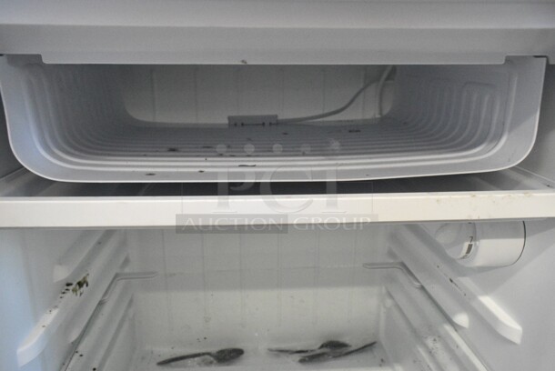 Mini Cooler. 115 Volts, 1 Phase. Tested and Powers On But Does Not Get Cold - Image 4 of 4