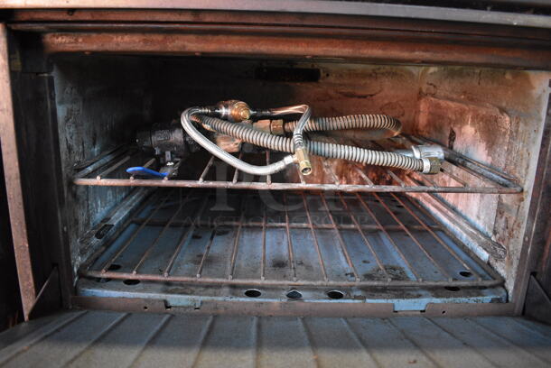 Garland Metal Commercial Propane Gas Powered 4 Burner Range w/ Oven and Gas Hose. 30x31x40.5 - Image 5 of 6