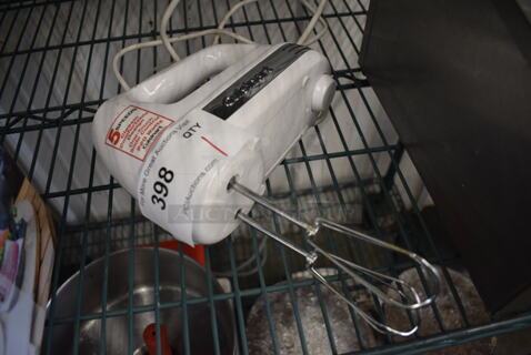 Cuisinart Hand Mixer w/ 2 Metal Whisks. 8x3x12. Tested and Working!