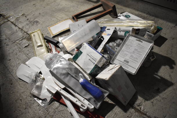 ALL ONE MONEY! Crate of Various BRAND NEW Items Including Dishers and Poly Spatulas - Image 4 of 6