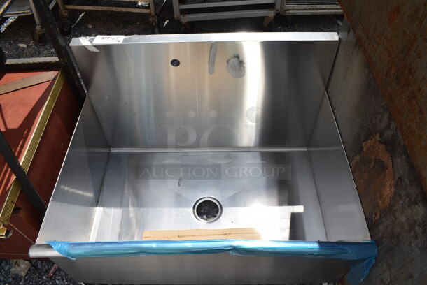 BRAND NEW SCRATCH AND DENT! Stainless Steel Commercial Single Bay Sink. No Legs.  - Image 3 of 3