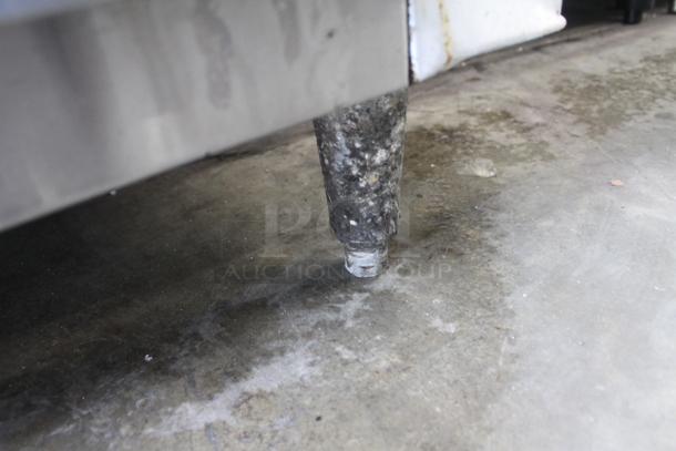 Traulsen G10010A Stainless Steel Commercial Single Door Reach In Cooler w/ Metal Racks. 115 Volts, 1 Phase. Tested and Working! - Image 6 of 7