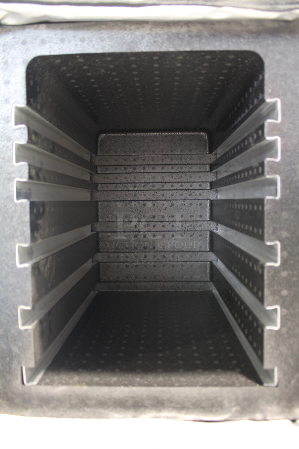 BRAND NEW! Rubbermaid Pro Serve Gray Poly Insulated Food Bag w/ Black Insert.
 - Image 3 of 3