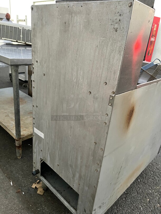 Working! 2014 Frymaster  Natural Gas Commercial Heavy Duty Large Size Floor Fryer 80 lb NSF Tested and Working! - Image 6 of 10
