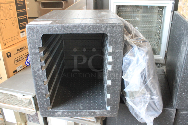 BRAND NEW! Rubbermaid Pro Serve Insulated Food Carrying Bags w/ Black Insert.  - Image 3 of 5