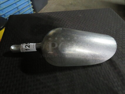 One 58oz Aluminum Ice Scoop.