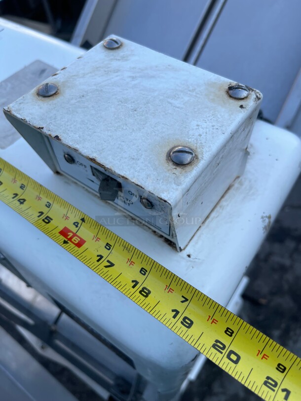 Nice! Oliver 797-N Gravity-Feed Commercial Bread Slicer w/ Last-Loaf Pusher, Gravity-Feed, 115 Volt Tested and Working! - Image 8 of 10