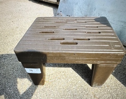 One Rubbermaid Poly Dunnage Rack. 24X21X14