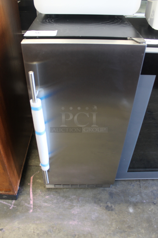 BRAND NEW SCRATCH AND DENT! Danby DIM32D1BSSPR 32lb 15" Stainless Steel Built-In Self Contained Ice Maker. 115 Volts, 1 Phase. Tested and Working! - Image 1 of 4
