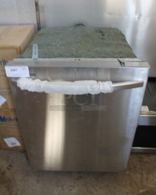 BRAND NEW SCRATCH AND DENT! Samsung DW80R2031US Stainless Steel Undercounter Dishwasher. 120 Volts